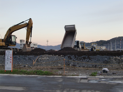 先行盛土工事の様子（平成25年11月2日）。一旦5mまで土を盛って経過観察を行う