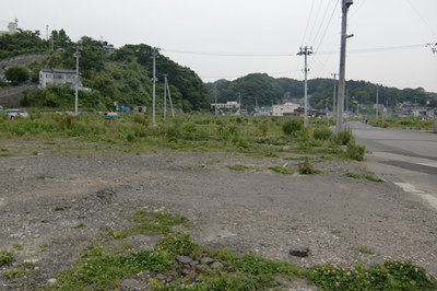 宮古市鍬ヶ崎。以前は住宅や、道路の右（海側）には水産加工場があった