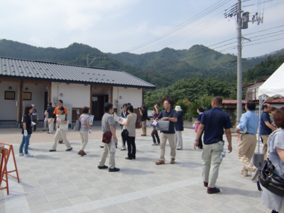 写真：内覧会の様子1