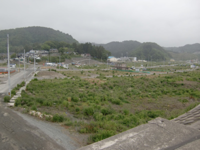 防潮堤から見た田老地区の様子。震災前は住宅地が広がっていた