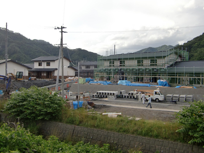 ＜現在の大ケ口地区。一部の住宅では囲いが外れ、いよいよ今夏の完成・入居が見えてきました＞