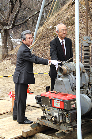 左から、沼崎山田町長、当機構理事長小川（当時）