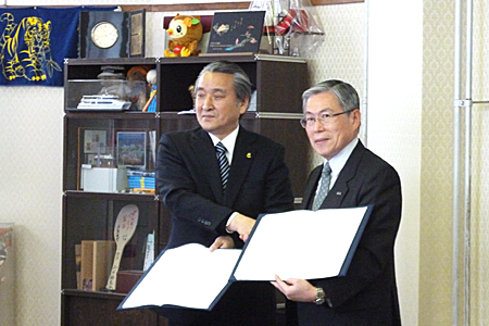 左から、釜石市長、当機構副理事長井上