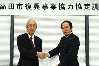 右から、戸羽陸前高田市長、当機構理事長小川(当時)