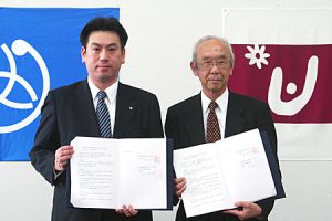 左から、須田女川町長、当機構理事長小川（当時）