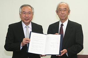 左から、加藤新地町長、当機構理事長小川(当時)