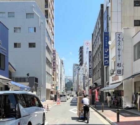 現在の横山町大通り（令和７年）の写真