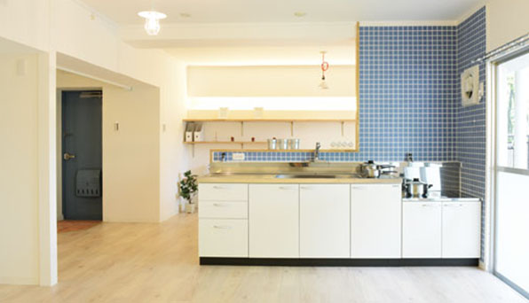 キッチン｜青色のモザイクタイルが印象的なおしゃれな空間