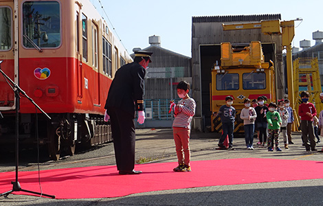 赤胴車贈呈証明きっぷを子供達へ渡す様子1