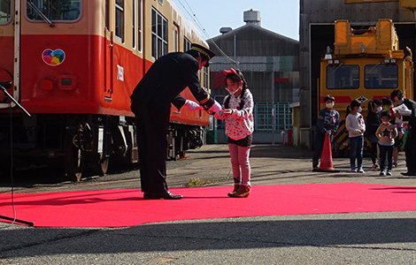 赤胴車贈呈証明きっぷを子供達へ渡す様子3