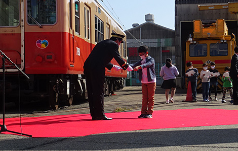 赤胴車贈呈証明きっぷを子供達へ渡す様子4