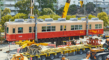 3月4日の午前11時半、「赤胴車」を台車に載せ替える様子3