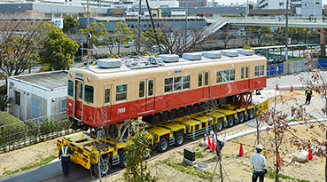 3月4日の午前11時半、「赤胴車」を台車に載せ替える様子4