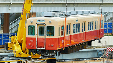 3月4日の午前11時半、「赤胴車」を台車に載せ替える様子5