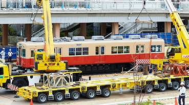 3月4日の午前11時半、「赤胴車」を台車に載せ替える様子6