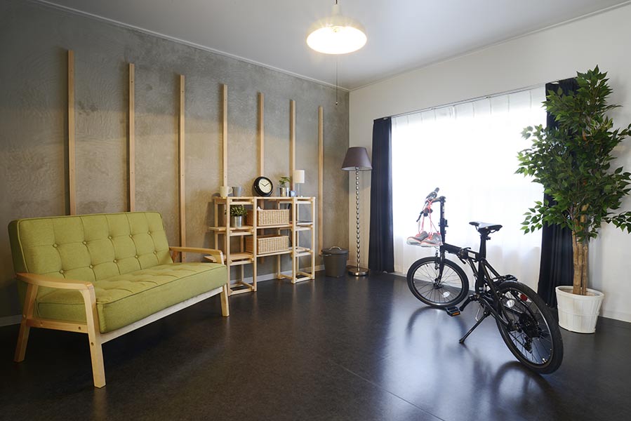 UR×関西大学リノベーション住戸のリビングルームの写真