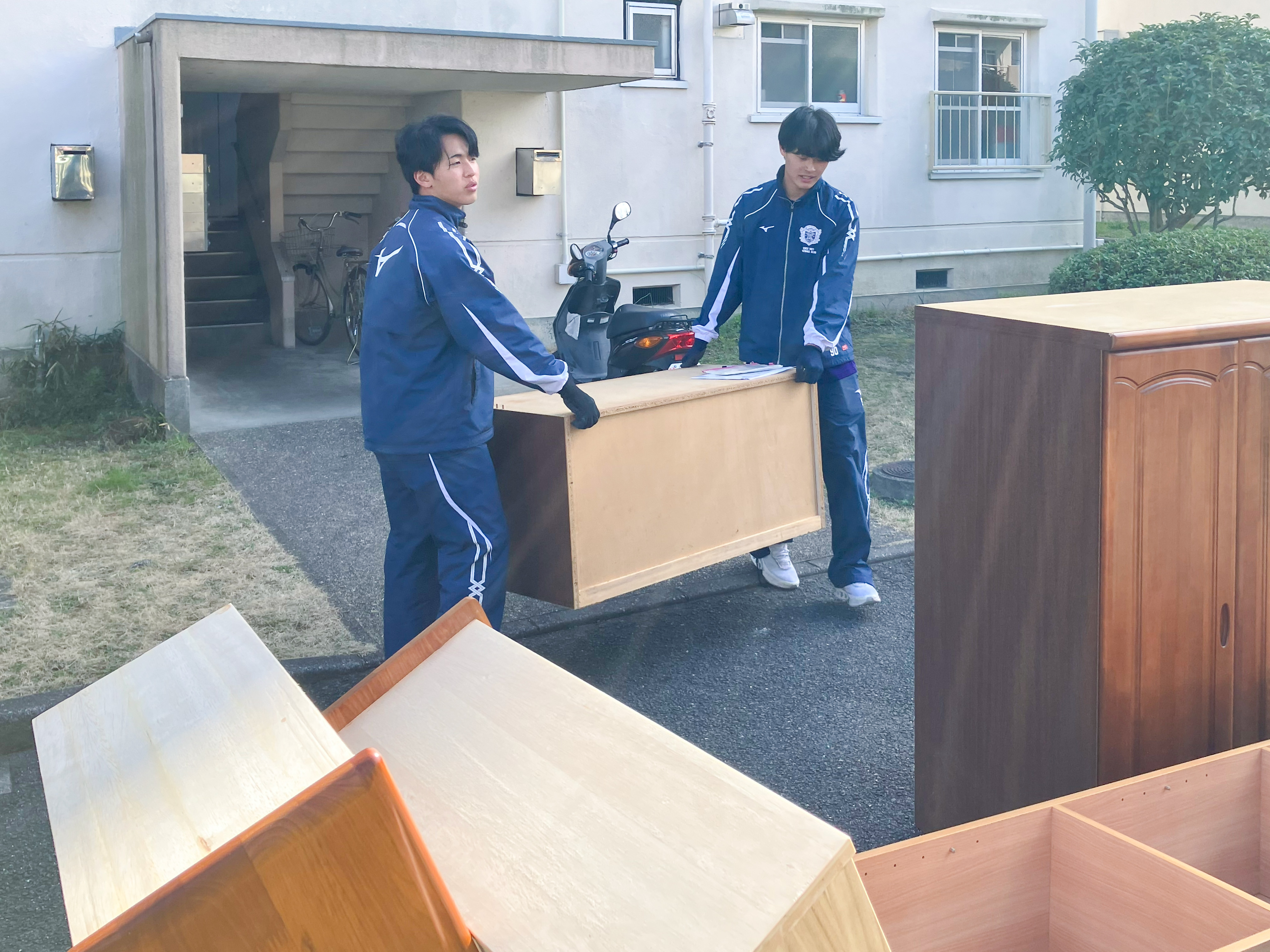 学生が家具を運び出しているようす