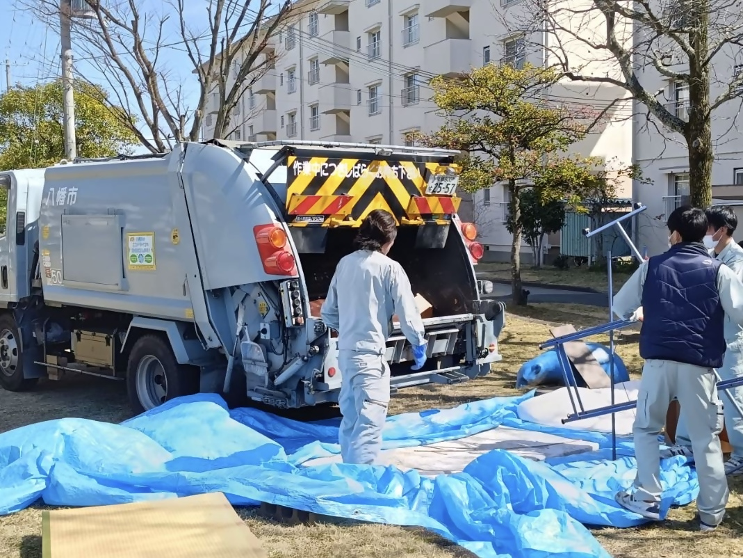 回収物が後日ゴミ収集車で運び出されているようす