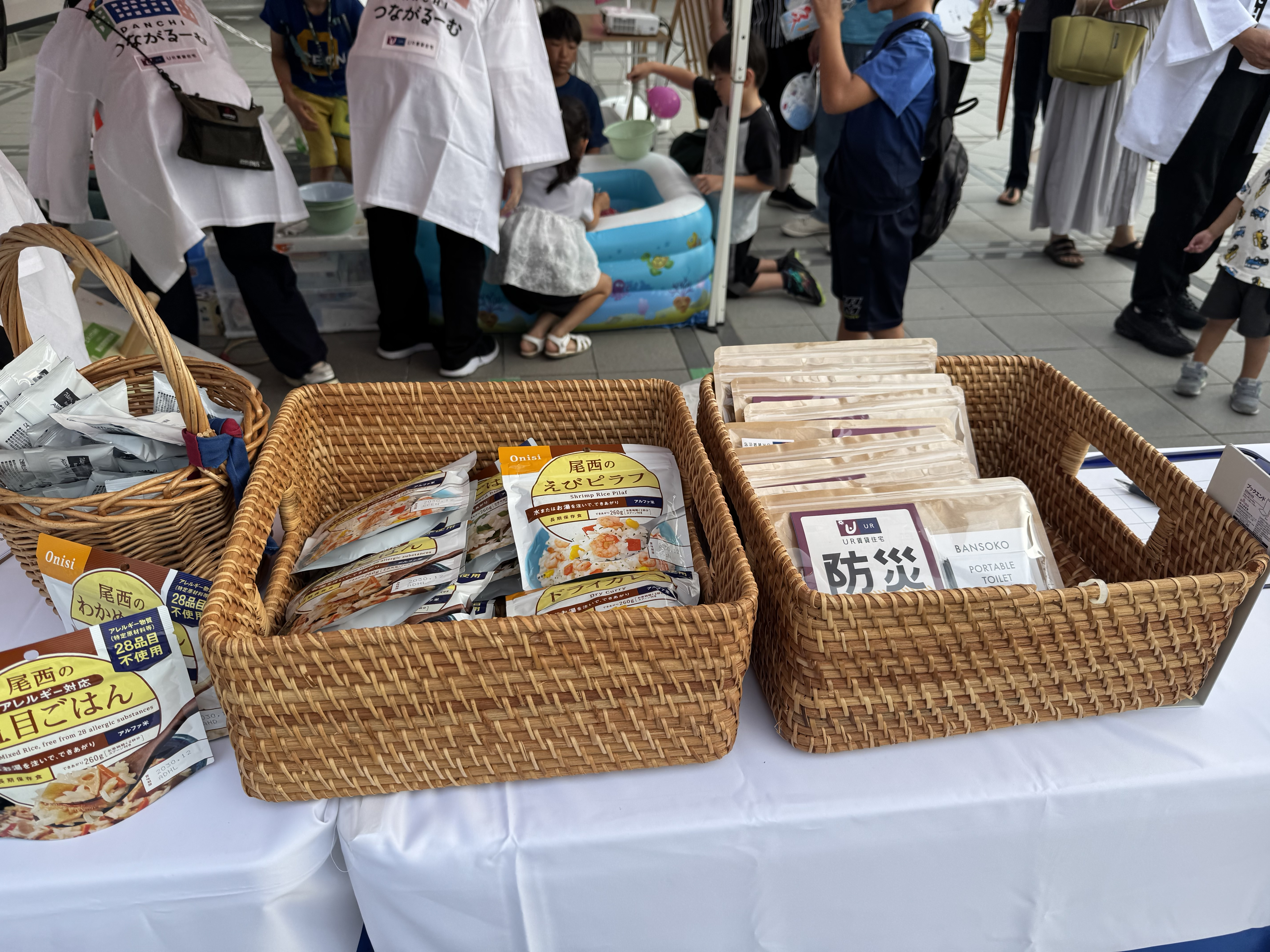 ガラガラ抽選の景品である防災グッズ