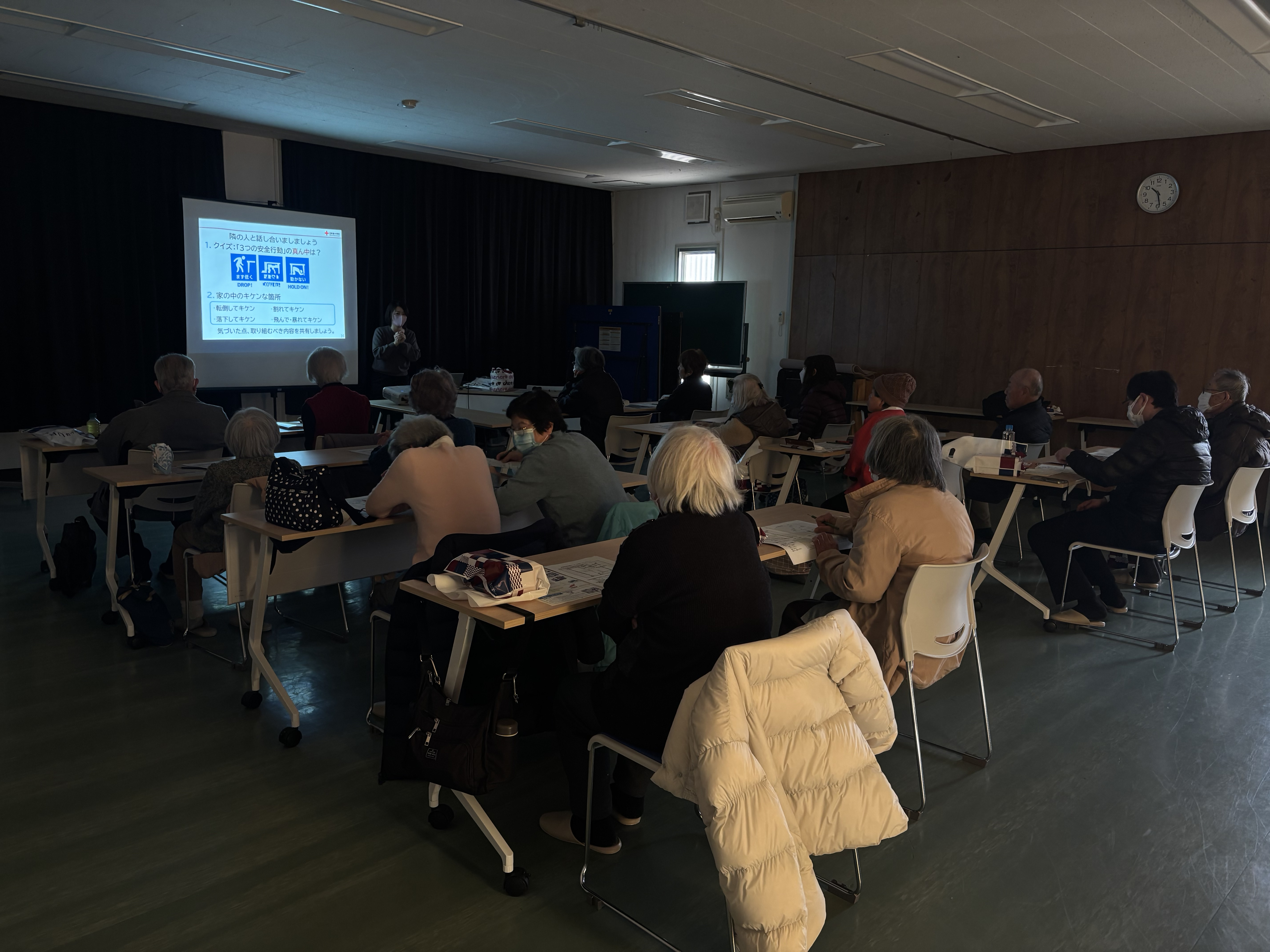 スクリーンを用いて、落下や店頭、ガラス割れなど自宅の実は危険な場所について学びました