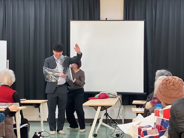 ラップを使って腕を吊る方法を実践しています