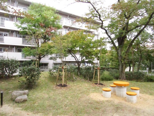 写真:逆瀬川団地-広場の屋外テーブル