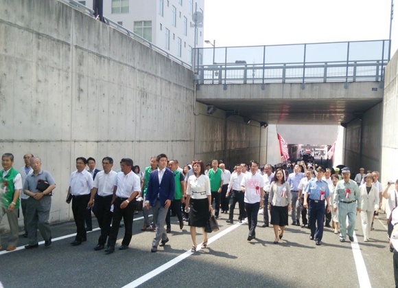 写真：ＪＲ尼崎駅西地下道通り初め