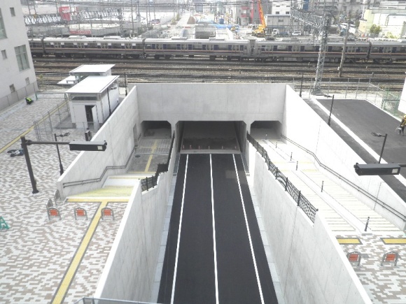 写真：ＪＲ尼崎駅西地下道-ＵＲ工事完了