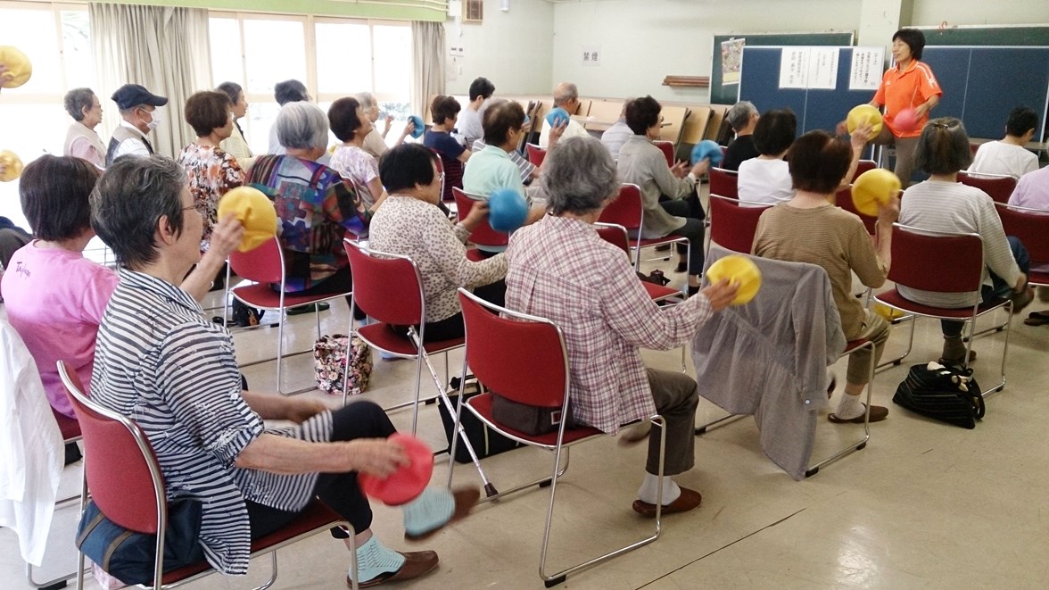 写真1:介護予防講座・ボール体操(浜甲子園)