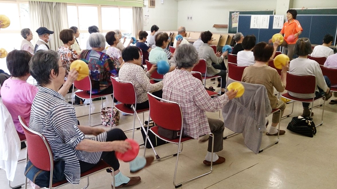 写真１：介護予防講座・ボール体操（浜甲子園）