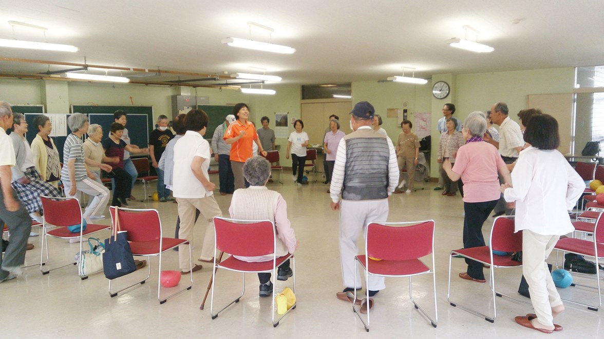 写真3:介護予防講座・ステップ(浜甲子園)