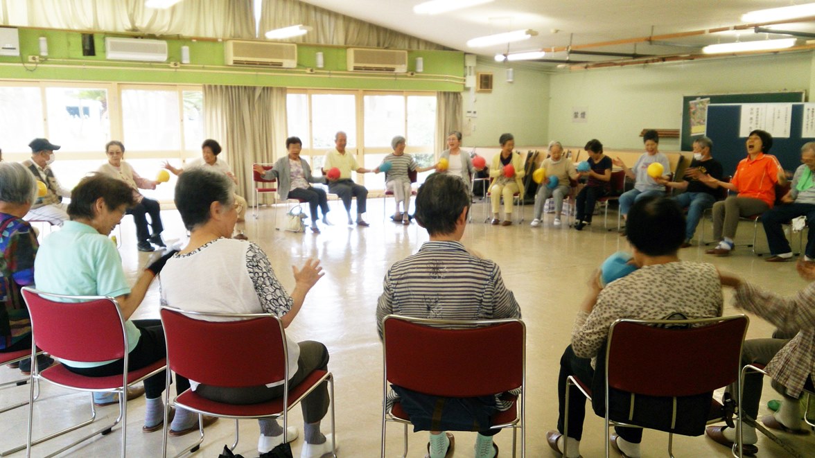 写真4:介護予防講座・ボールまわし(浜甲子園)