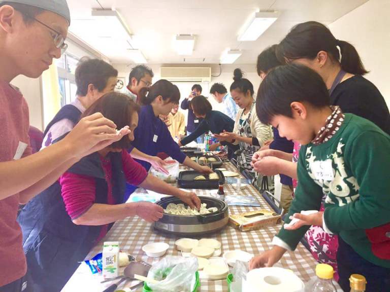 写真１：千里青山台団地みんなの集会所（餃子づくり１）