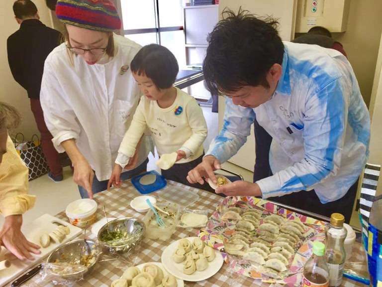 写真２：千里青山台団地みんなの集会所（餃子づくり２）