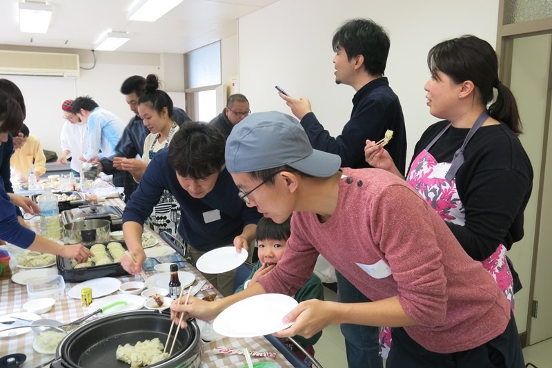 写真３：千里青山台団地みんなの集会所（餃子づくり３）