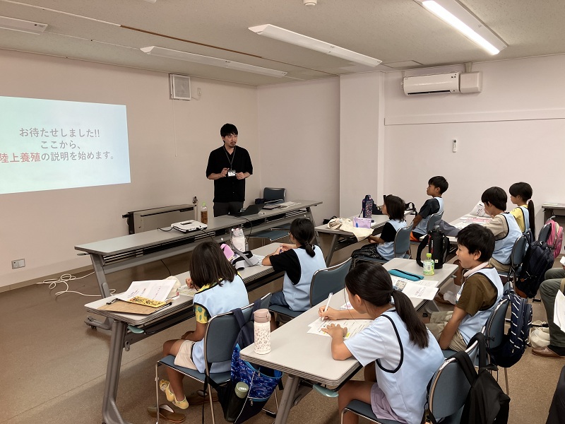 団地の集会所で陸上養殖について学んでいる子どもたち