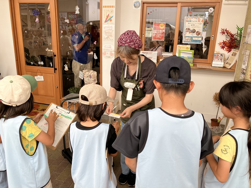 エビを買い取ってもらうお店の方と子供たちの名刺交換