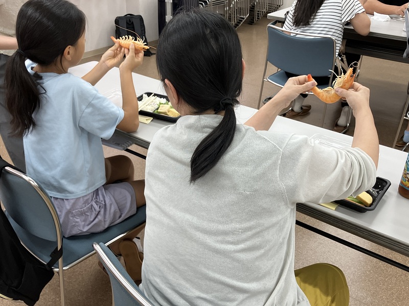 子どもたちが販売したエビを使ったお弁当を試食