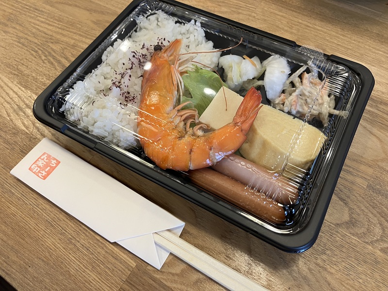 販売したエビをつかってお店のスタッフが作ったお弁当