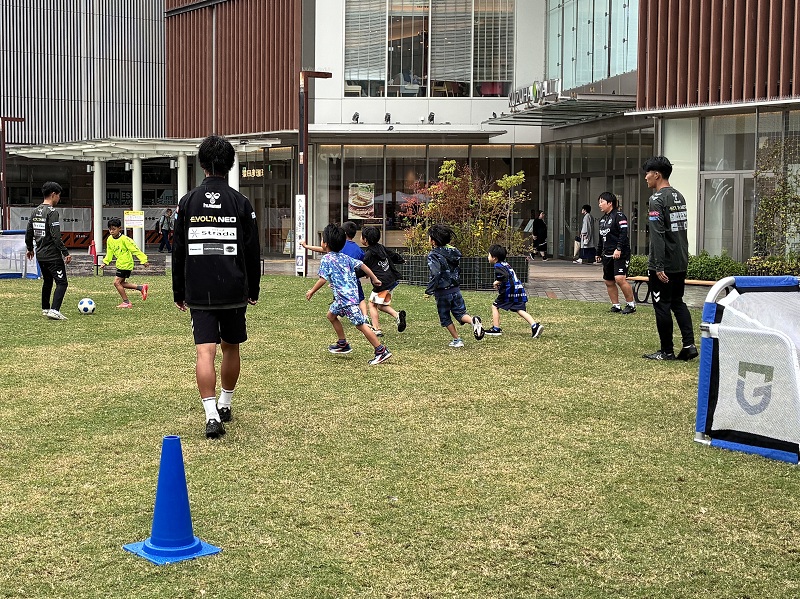 ミニサッカー教室に参加するこどもたち