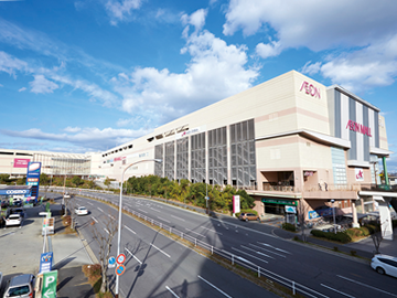 商業施設と幹線道路